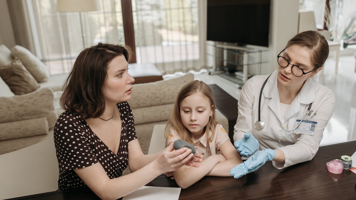 Famille avec enfants choisissant une mutuelle santé adaptée
