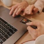 Assurance carte bancaire voyage : quelles garanties et comment en bénéficier ?