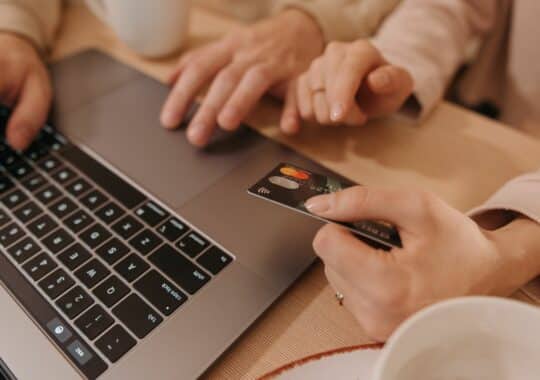 Assurance carte bancaire voyage : quelles garanties et comment en bénéficier ?